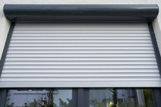Comparaison des critères essentiels pour choisir un professionnel pour la réparation et l'installation de volets roulants