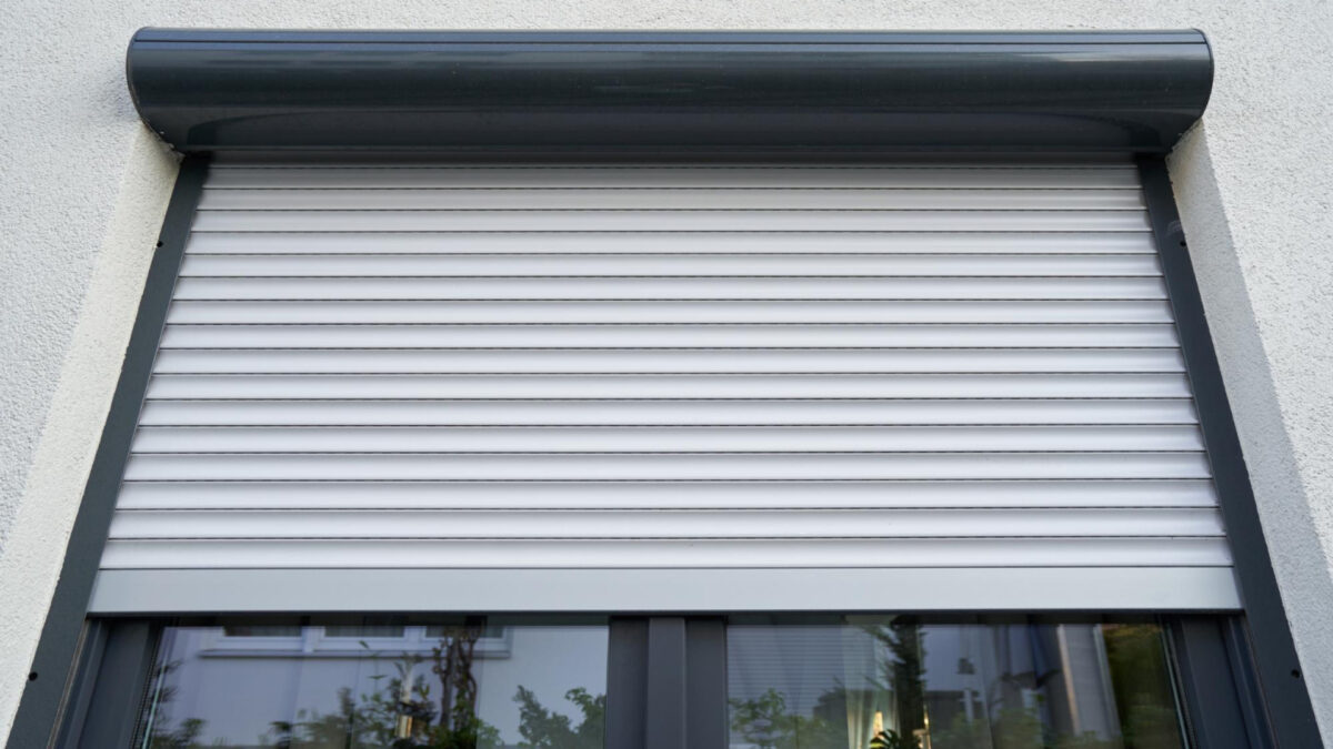 Comparaison des critères essentiels pour choisir un professionnel pour la réparation et l'installation de volets roulants